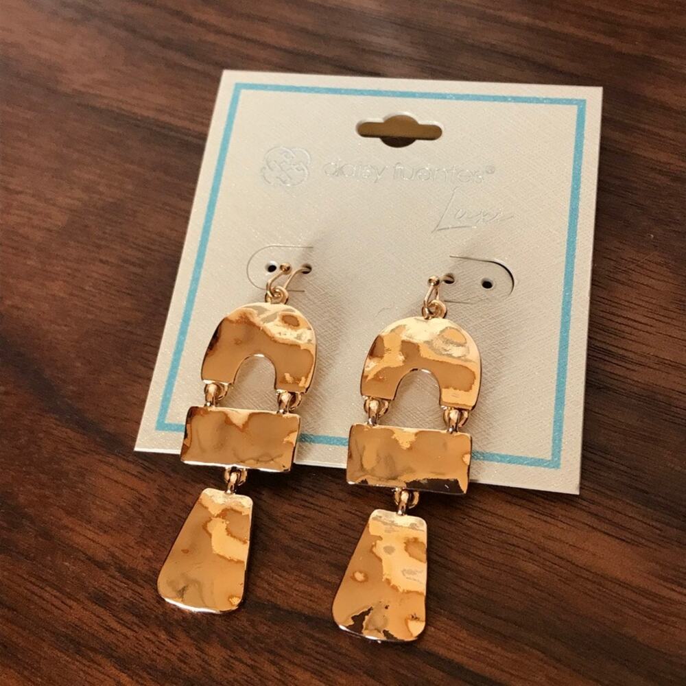 NWT Daisy Fuentes Luxe hammered gold tone sculptural statement earrings
